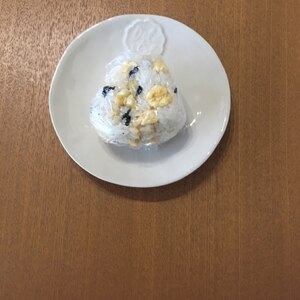 電子レンジで炒り卵とわかめのおにぎり